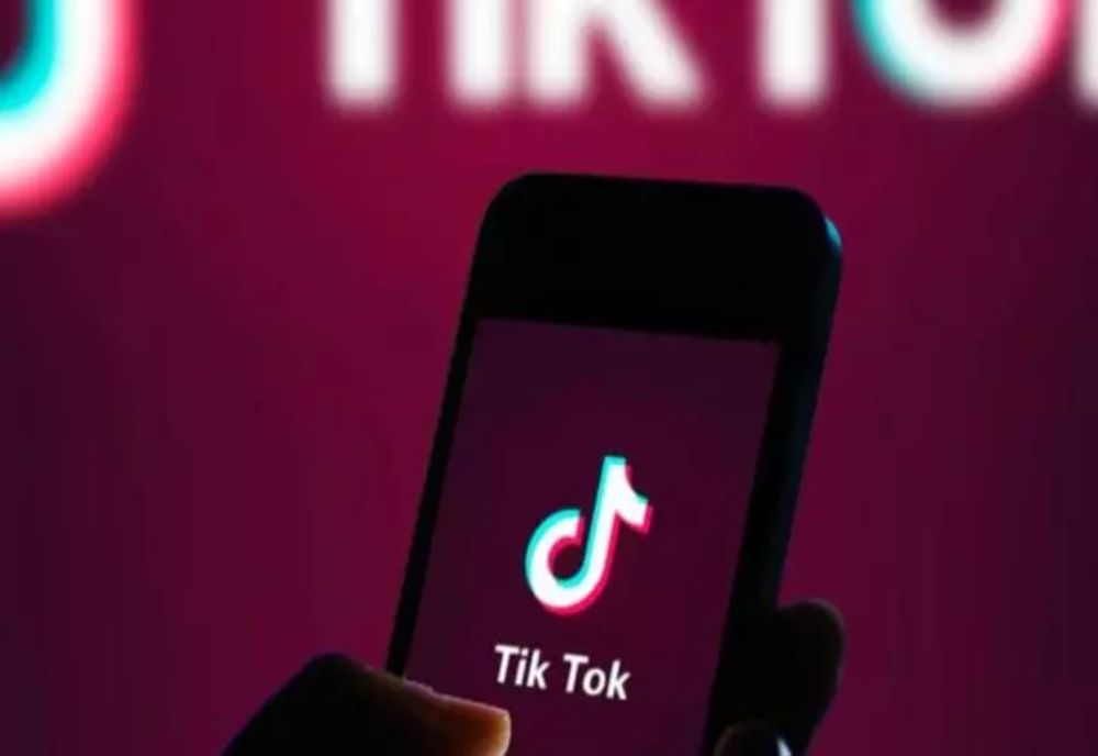 Acuzații grave pentru TikTok: o fostă angajată vorbește despre hărțuire, presiuni și supraveghere prin AI