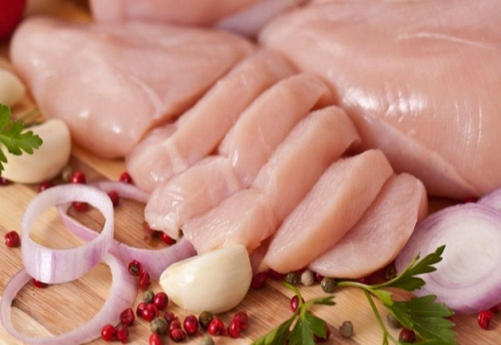 Marea manipulare: Carne de pui din Ucraina, vândută cu etichetă românească. Multinaționalele sunt acuzate că vor falimentarea fermierilor români