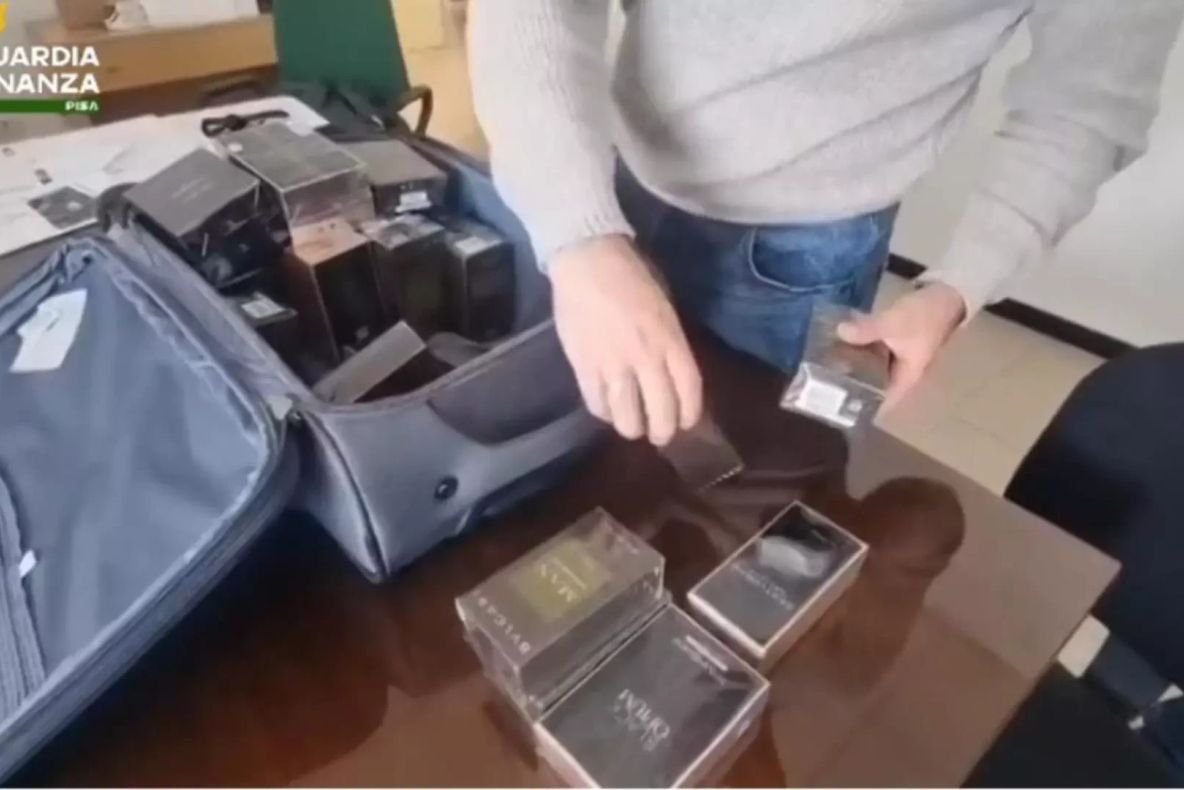 Trei români, arestați în Italia după ce cumpărau bilete de avion ieftine doar pentru a fura din duty-free